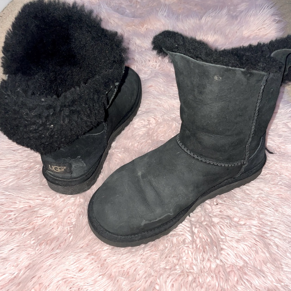 Size button black semi-short UGG boots , some wear from salt. Send offer